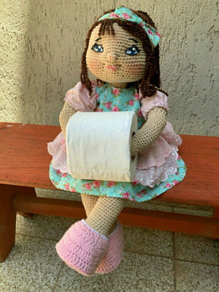 Boneca Amigurumi porta papel higiênico