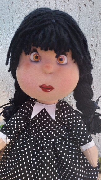 Boneca de Pano Wandinha, Acompanha 2 Roupinhas