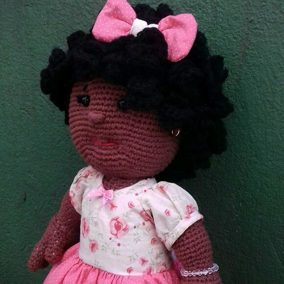 Boneca negra amigurumi