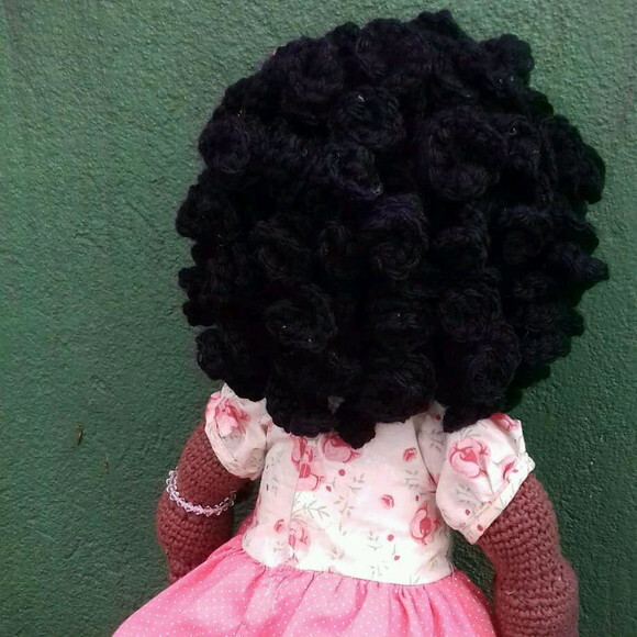Boneca negra amigurumi