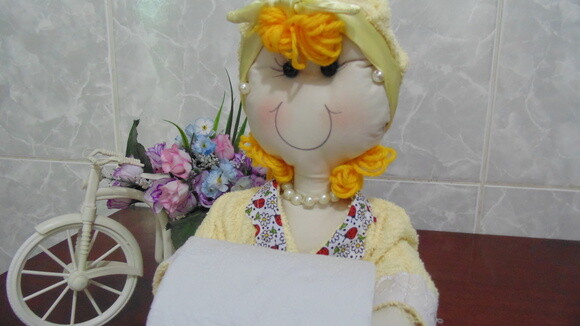 Boneca Porta Papel Higiênico Amarela