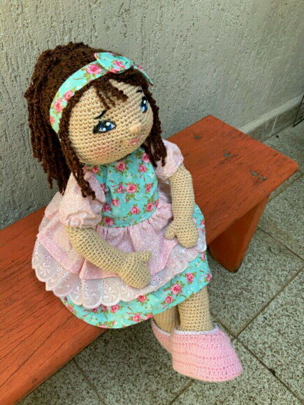 Boneca Amigurumi porta papel higiênico