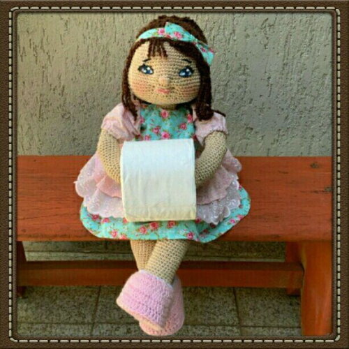 Boneca Amigurumi porta papel higiênico