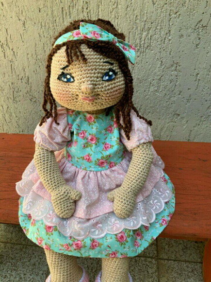 Boneca Amigurumi porta papel higiênico