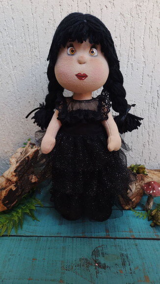 Boneca de Pano Wandinha, Acompanha 2 Roupinhas