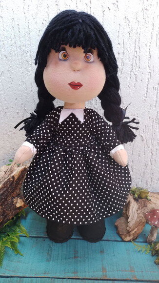 Boneca de Pano Wandinha, Acompanha 2 Roupinhas