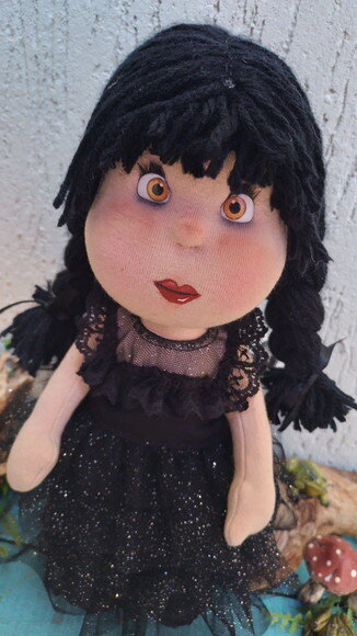 Boneca de Pano Wandinha, Acompanha 2 Roupinhas