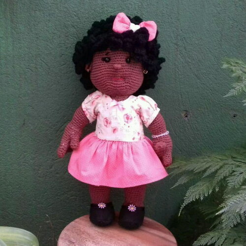 Boneca negra amigurumi