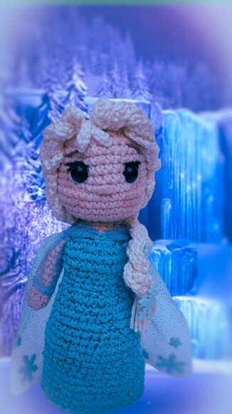 Elsa Frosen em Amigurumi