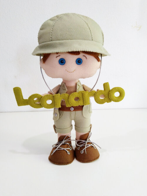Boneco personalizado com nome em feltro.
