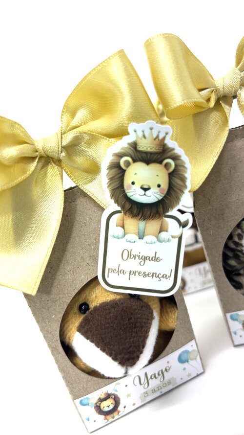 Lembrancinha Pelúcia Leão na Caixinha Kraft Decorada com laço e tag