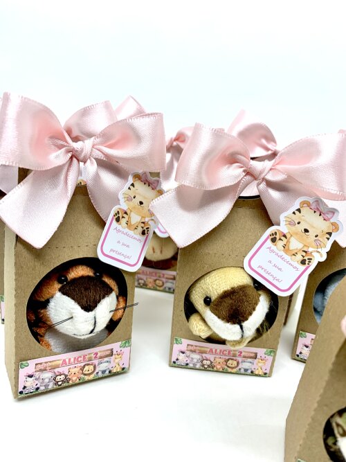 Lembrancinha Pelúcia Safari  Rosa Caixinha Kraft Decorada com laço e tag
