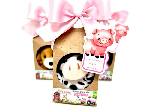 Lembrancinha Pelúcia Fazendinha Rosa Caixinha Kraft Decorada com laço e tag