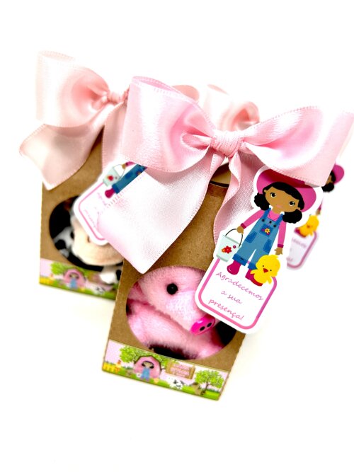 Lembrancinha Pelúcia Fazendinha Rosa Menina Caixinha Kraft Decorada com laço e tag