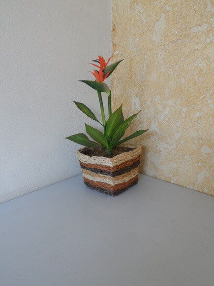 Arranjo Floral em Vaso de Sisal