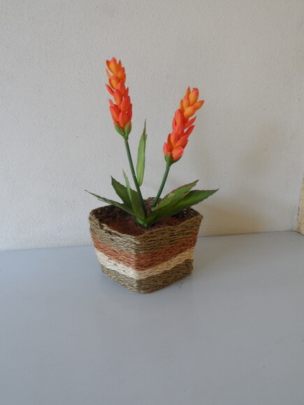Arranjo Floral em Vaso de Sisal
