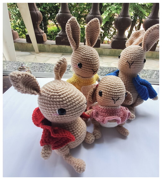 família de coelhos popsom amigurumi