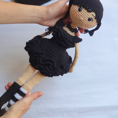 Boneca Wandinha amigurumi ( personagem)