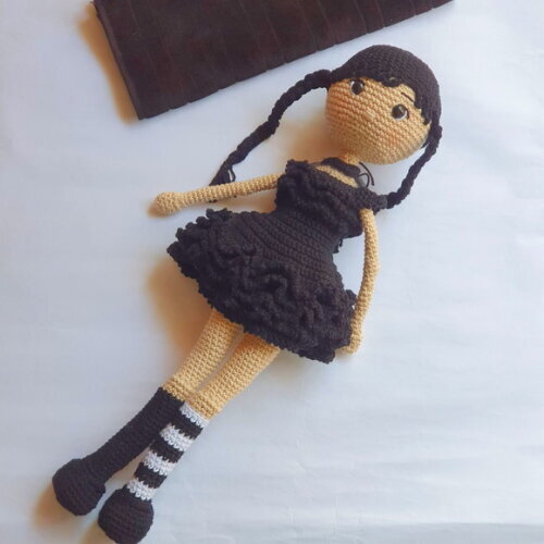 Boneca Wandinha amigurumi ( personagem)