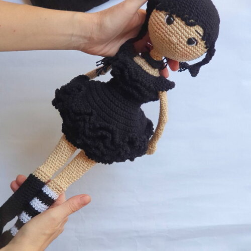 Boneca Wandinha amigurumi ( personagem)