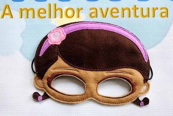 Máscara Doutora Brinquedo feltro bordado