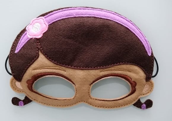 Máscara Doutora Brinquedo feltro bordado