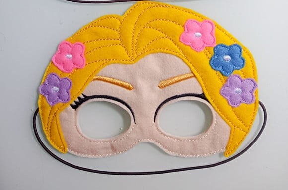 Máscara Rapunzel ou Príncipe Infantil