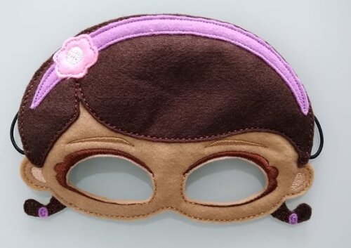 Máscara Doutora Brinquedo feltro bordado