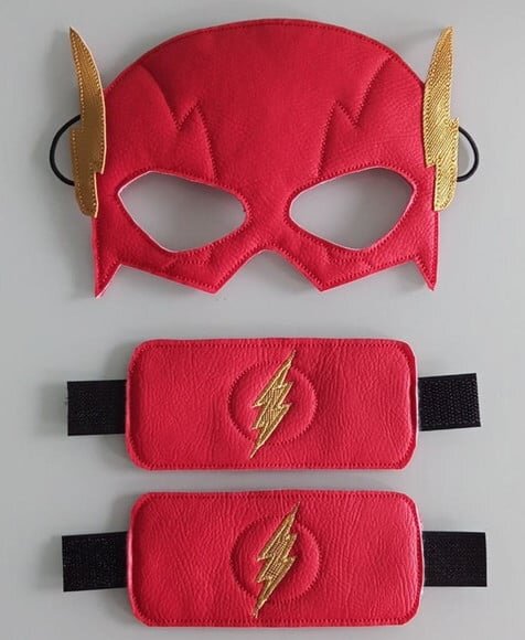 Máscara Flash com Braceletes Couro Ecológico