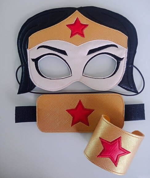Máscara Mulher Maravilha com Braceletes Couro Ecológico