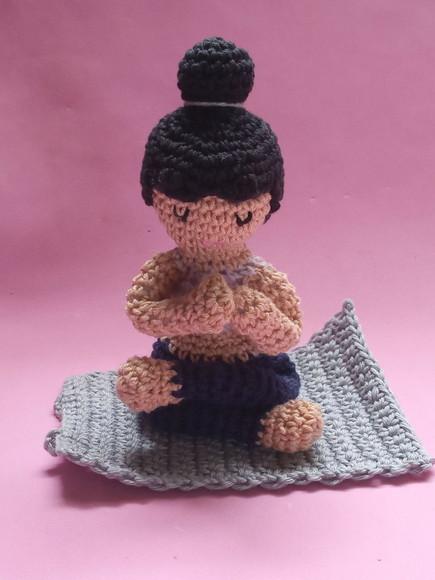 Boneca Articulada Fazendo Yoga em Crochê Amigurumi