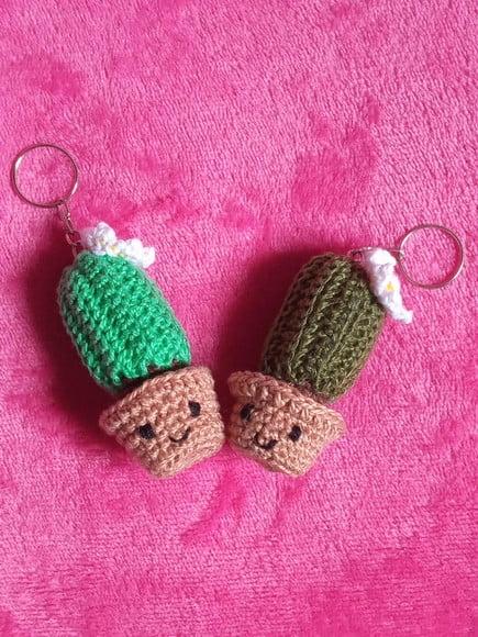 Chaveiro de Cacto com Flor em Crochê Amigurumi
