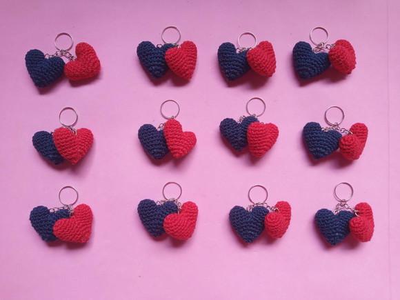 Chaveiro Dois Corações de Crochê Amigurumi
