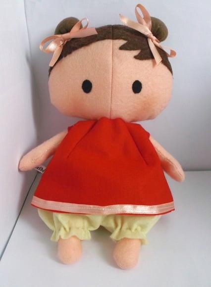 Baby Tilda com Blusa Vermelha