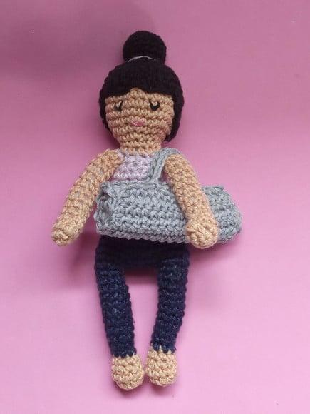 Boneca Articulada Fazendo Yoga em Crochê Amigurumi