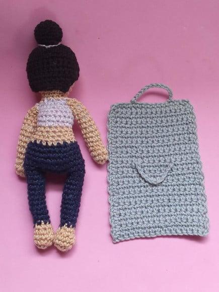 Boneca Articulada Fazendo Yoga em Crochê Amigurumi