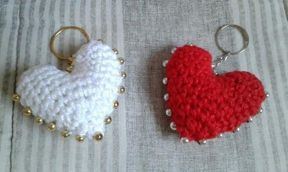 Chaveiros Corações com Miçangas em Crochê Amigurumi