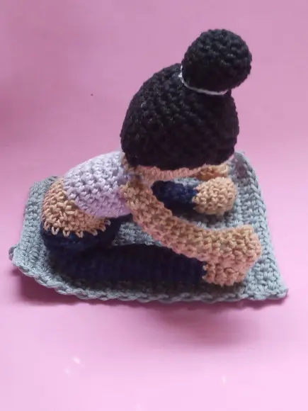 Boneca Articulada Fazendo Yoga em Crochê Amigurumi