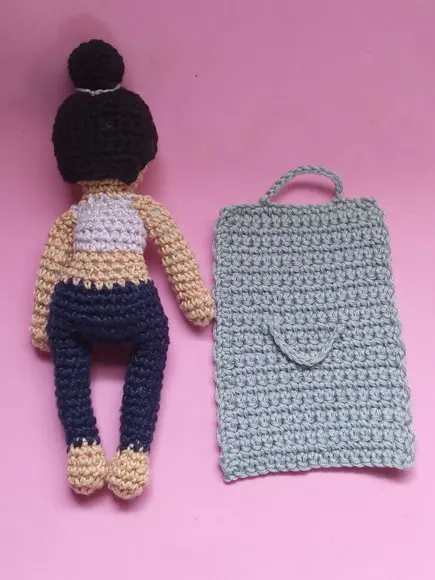 Boneca Articulada Fazendo Yoga em Crochê Amigurumi