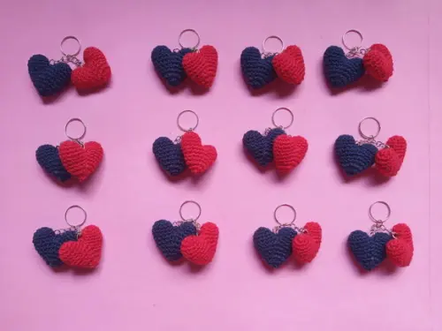 Chaveiro Dois Corações de Crochê Amigurumi
