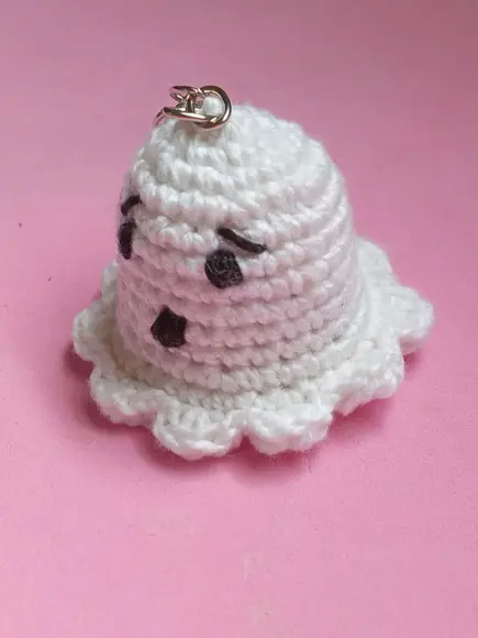 Chaveiro Mini Fantasma em Crochê Amigurumi
