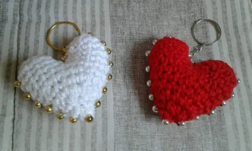 Chaveiros Corações com Miçangas em Crochê Amigurumi