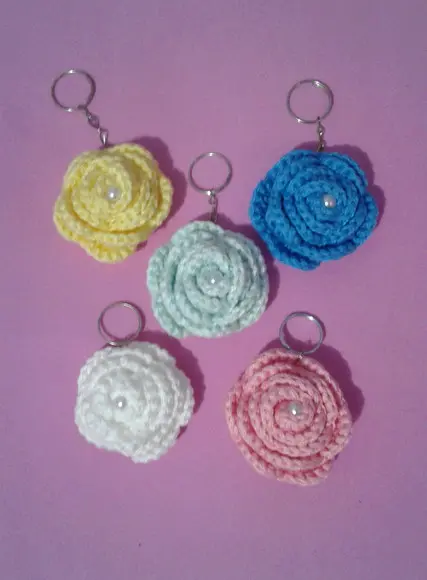Chaveiros Rosas em Crochê Amigurumi