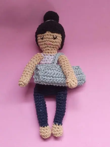 Boneca Articulada Fazendo Yoga em Crochê Amigurumi