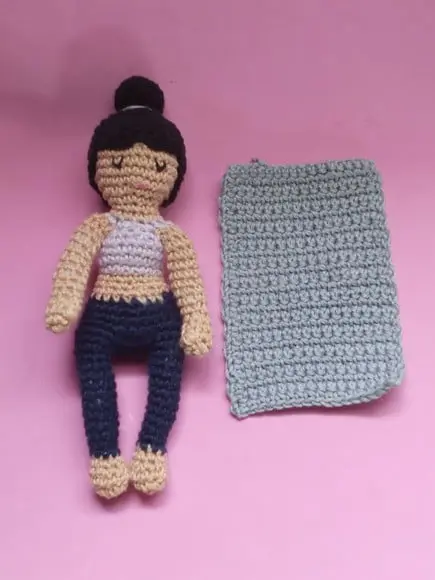 Boneca Articulada Fazendo Yoga em Crochê Amigurumi