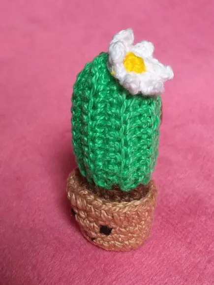 Chaveiro de Cacto com Flor em Crochê Amigurumi