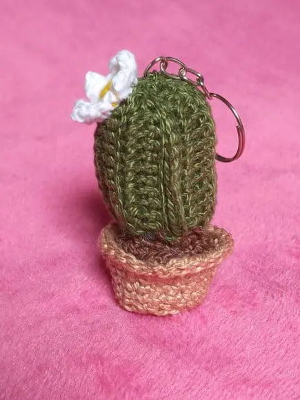 Chaveiro de Cacto com Flor em Crochê Amigurumi