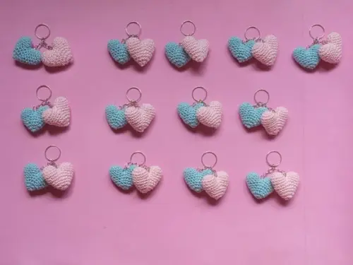 Chaveiro Dois Corações de Crochê Amigurumi