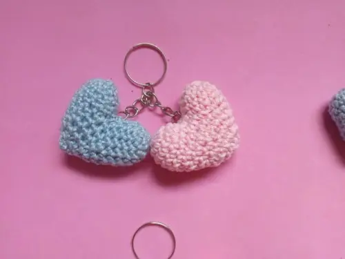 Chaveiro Dois Corações de Crochê Amigurumi