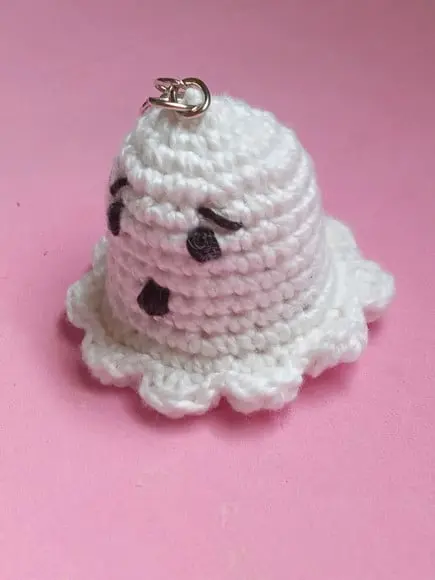 Chaveiro Mini Fantasma em Crochê Amigurumi